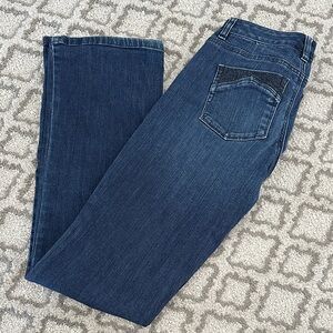 White House Black Market SZ 00R
Contour boot cut jeans